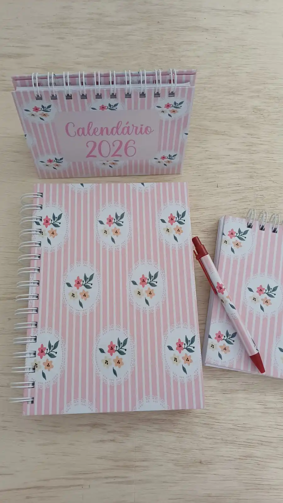 Kit Monograma Flores - Agenda, Bloquinho e Calendário 2026 - Imagem 1
